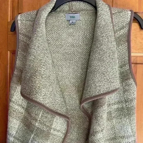 🔥🔥 Perfect For Fall Sweater Vest !! - Picture 3 of 6